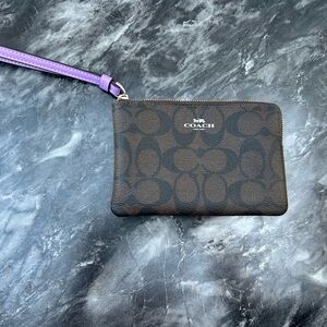 Coach CORNER ZIP WRISTLET IN SIGNATURE CANVAS